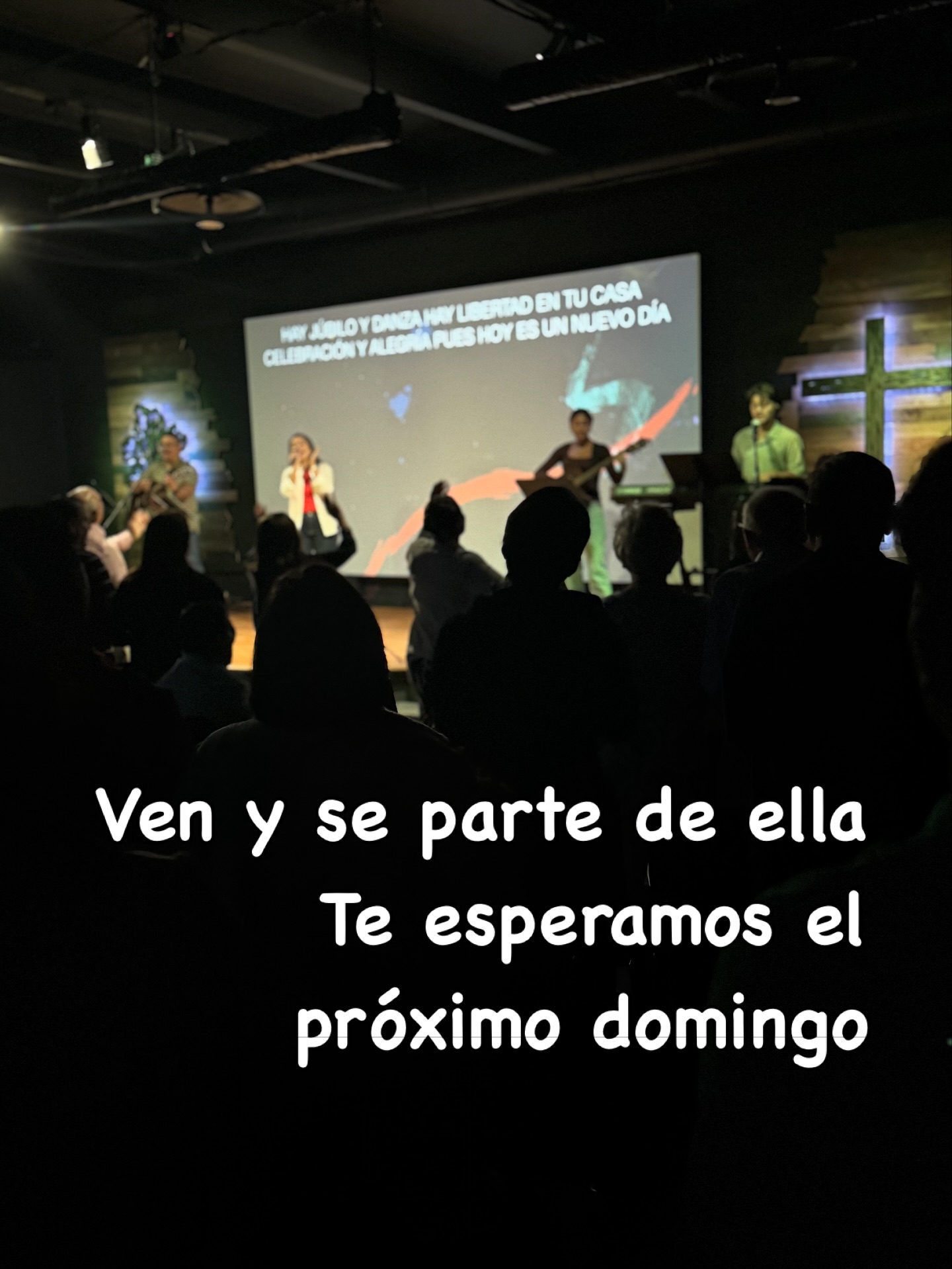 Vida con Vida Miami - Congregación adorando